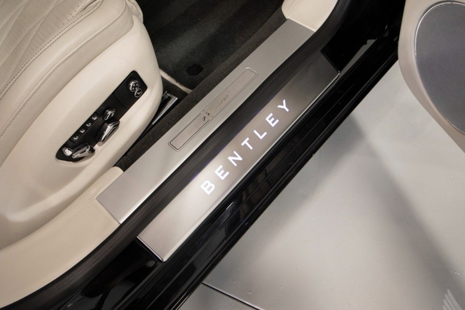 Used 2023 Bentley Flying Spur Azure image 51