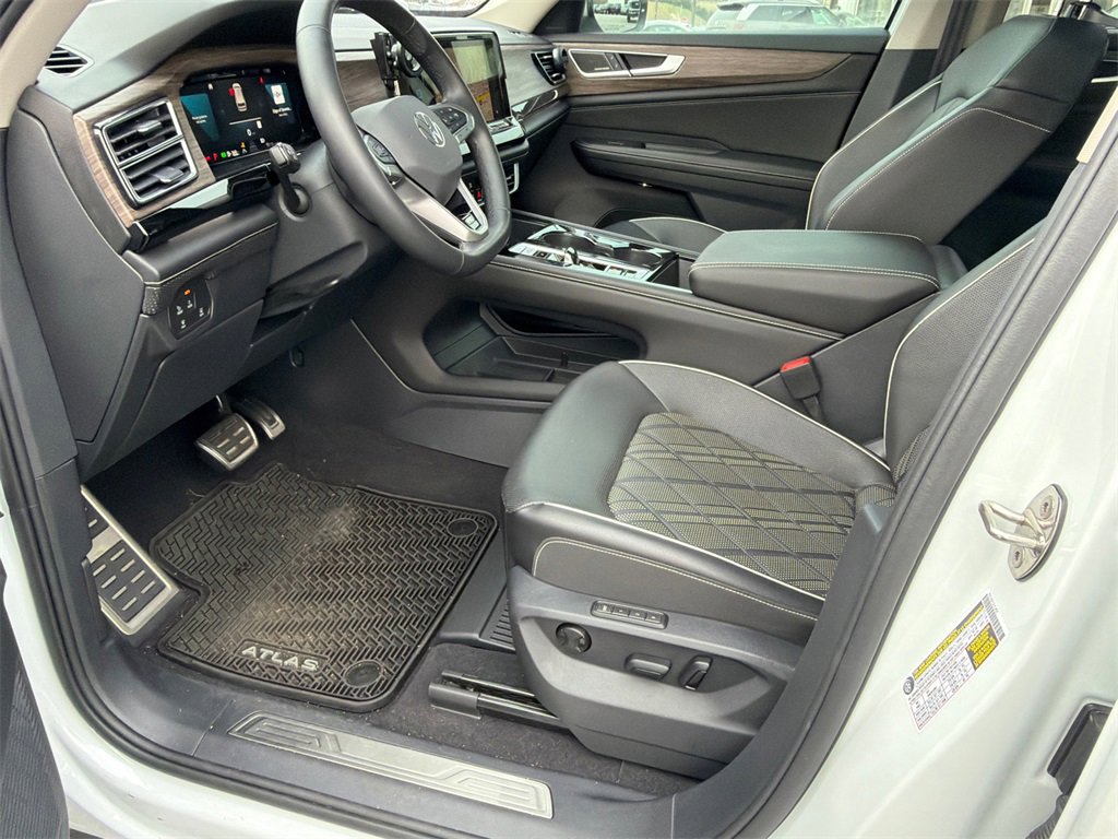 Used 2024 Volkswagen Atlas SEL Premium R-Line image 9