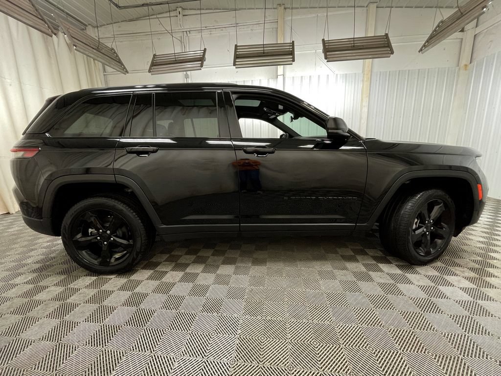 Used 2025 Jeep Grand Cherokee Limited w/ Black Appearance Package AWD/4WD image 24