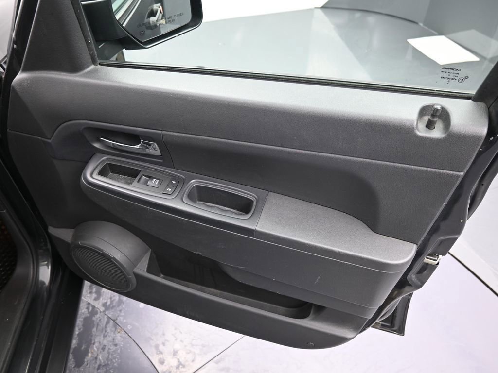 Used 2011 Jeep Liberty Sport image 30