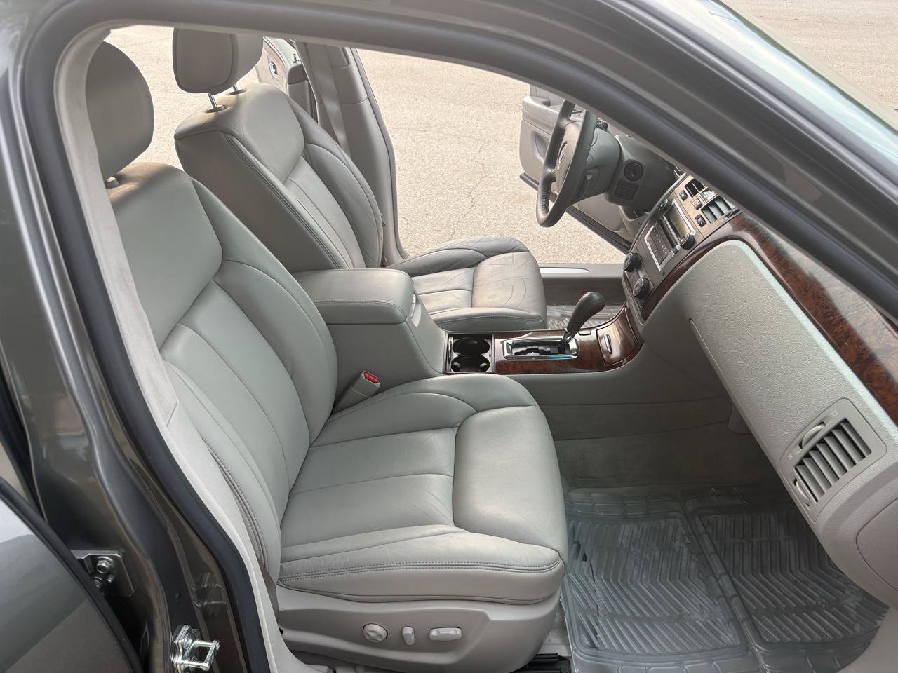Used 2006 Cadillac DTS FWD image 33