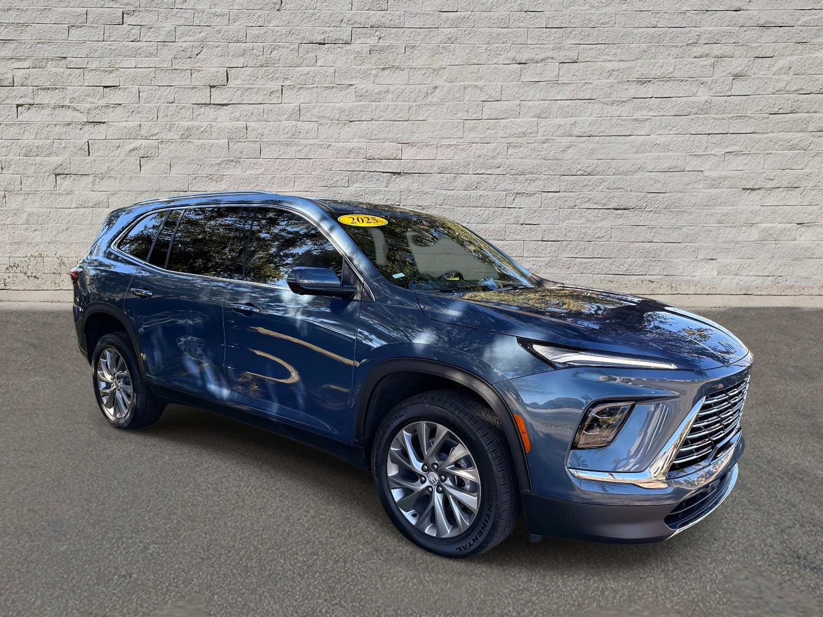 Used 2025 Buick Enclave Preferred image 3