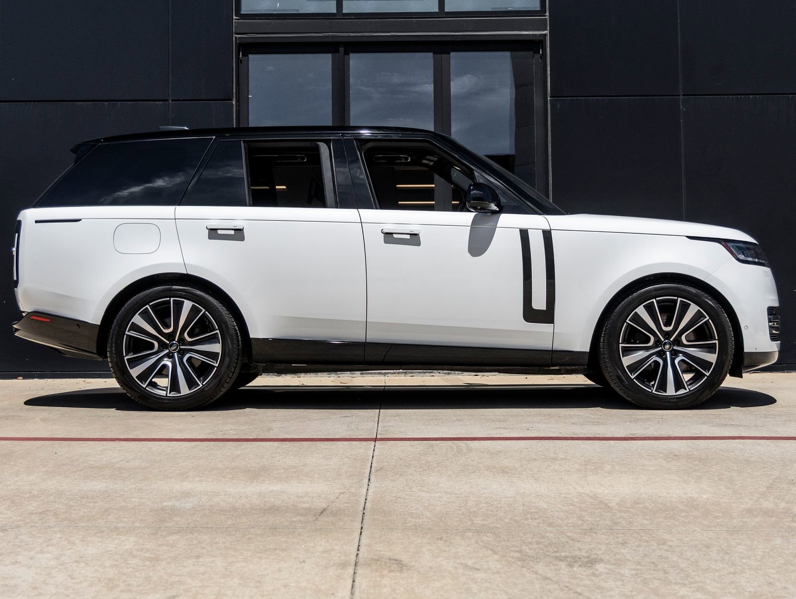 Used 2023 Land Rover Range Rover SE image 10