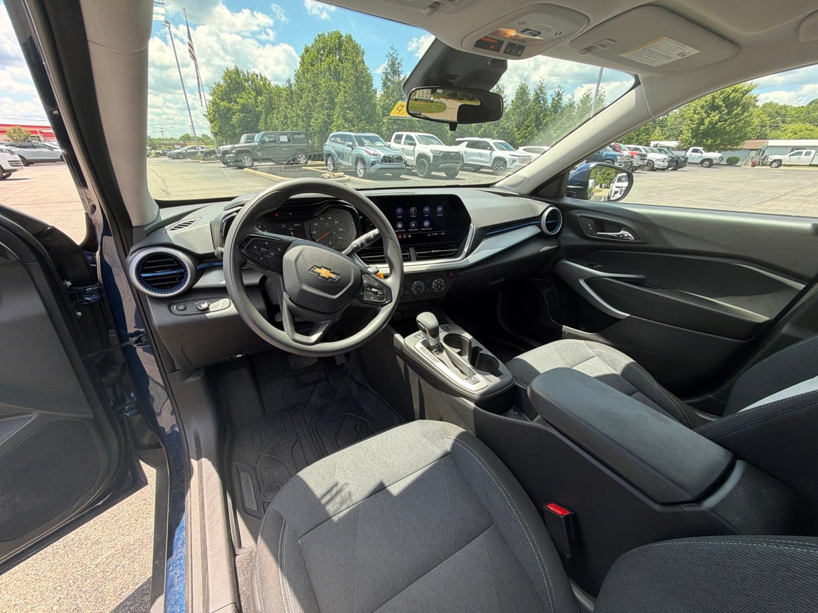 Used 2024 Chevrolet Trax LS w/ LS Convenience Package FWD image 25