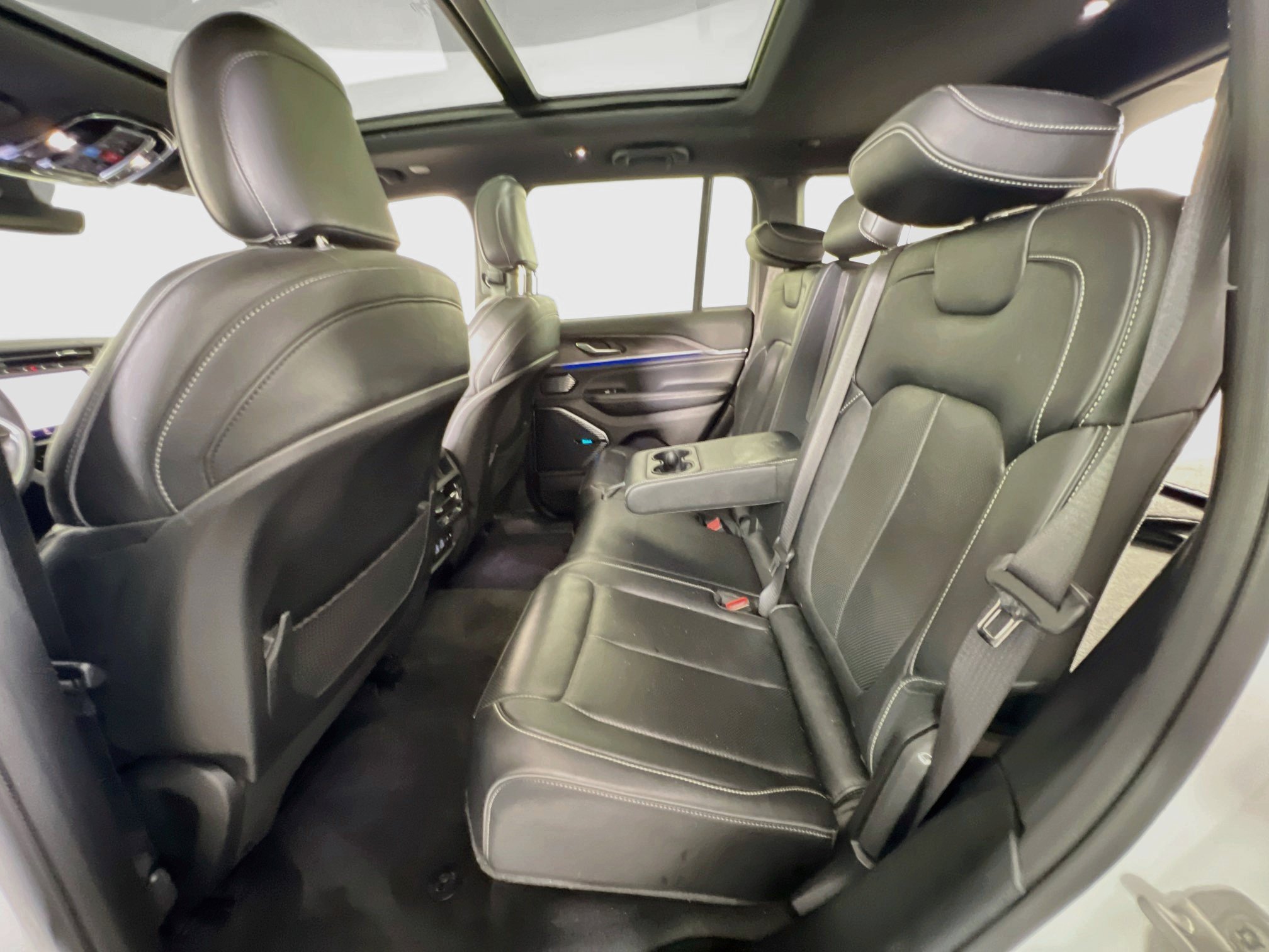 Used 2022 Jeep Grand Cherokee Overland AWD/4WD image 26