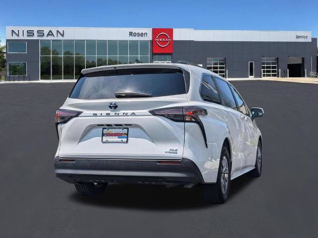 Used 2023 Toyota Sienna XLE FWD image 3