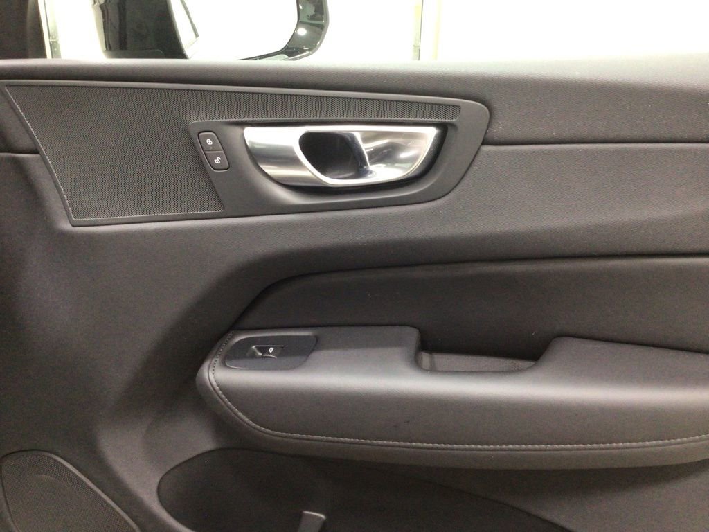 Used 2025 Volvo XC60 B5 Core image 33