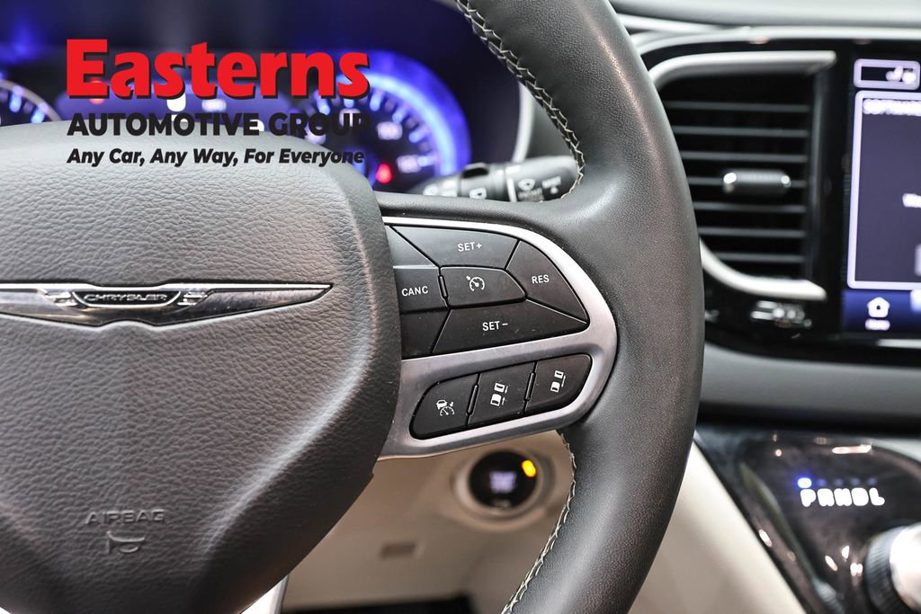 Used 2023 Chrysler Pacifica Touring-L FWD image 16