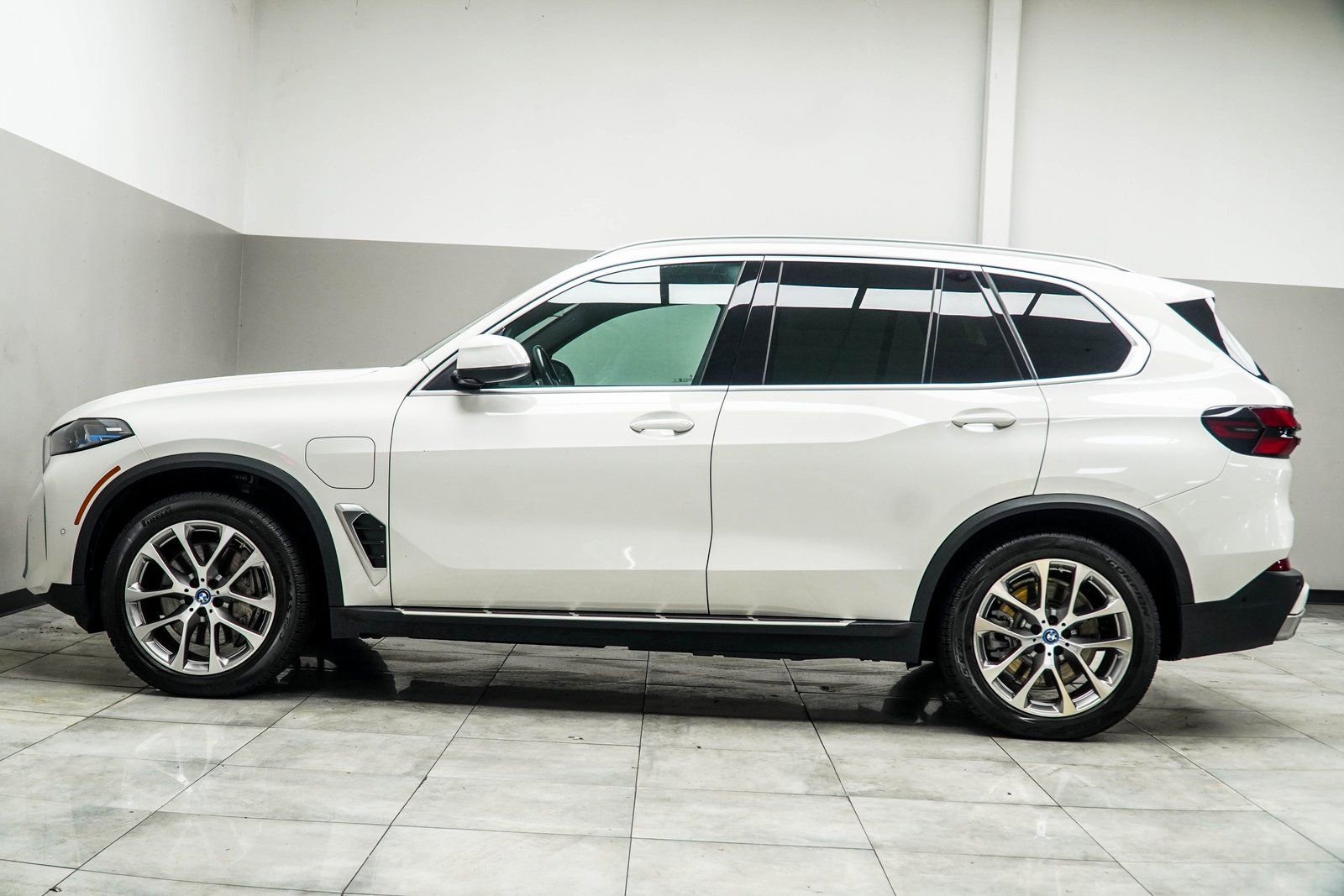 Used 2025 BMW X5 xDrive50e AWD/4WD image 9