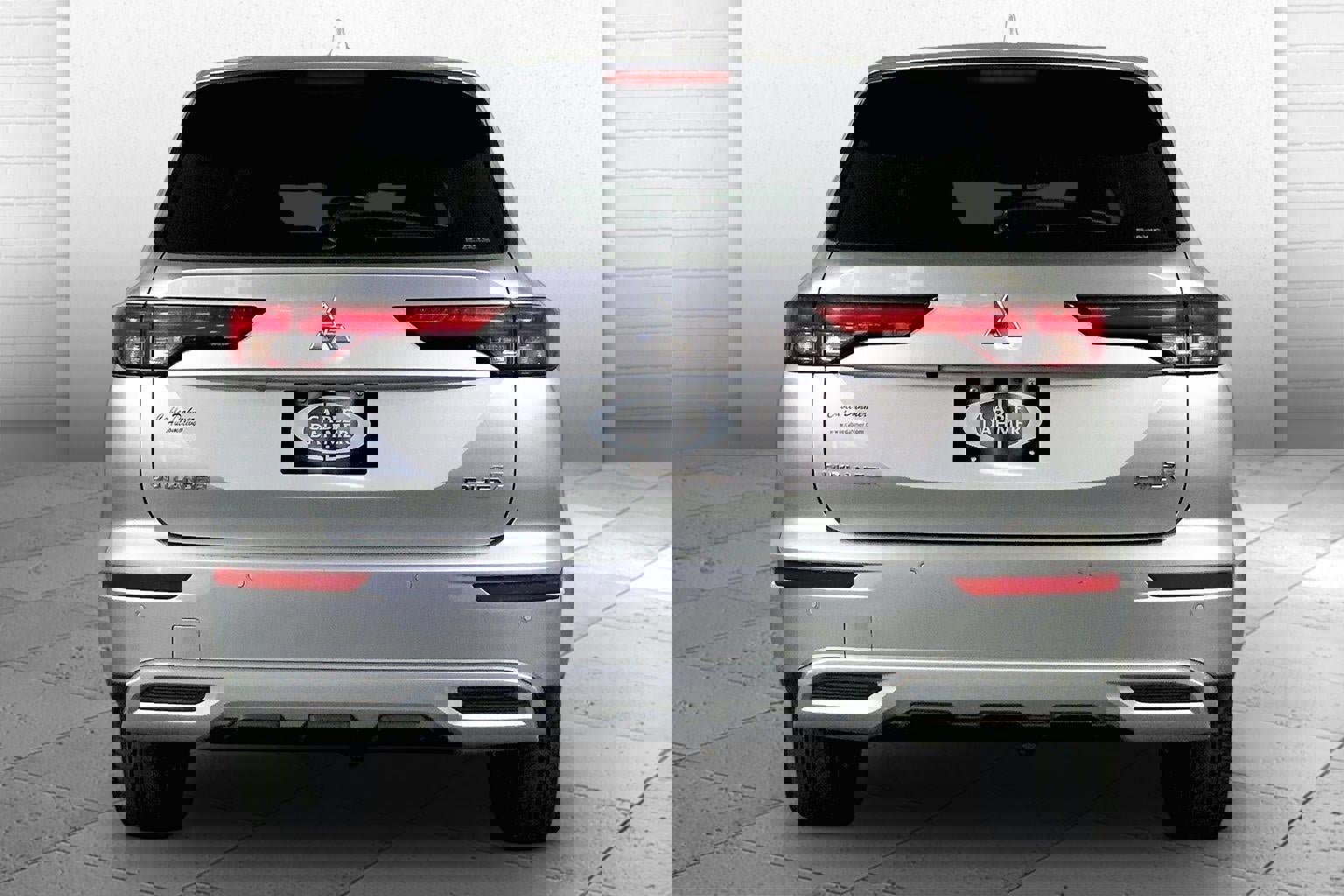 Used 2024 Mitsubishi Outlander SE image 3