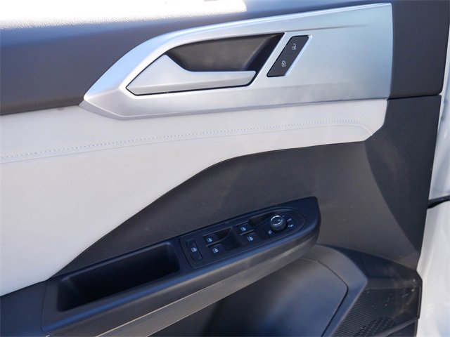 Certified 2025 Volkswagen Taos SE w/ Panoramic Sunroof Package image 16