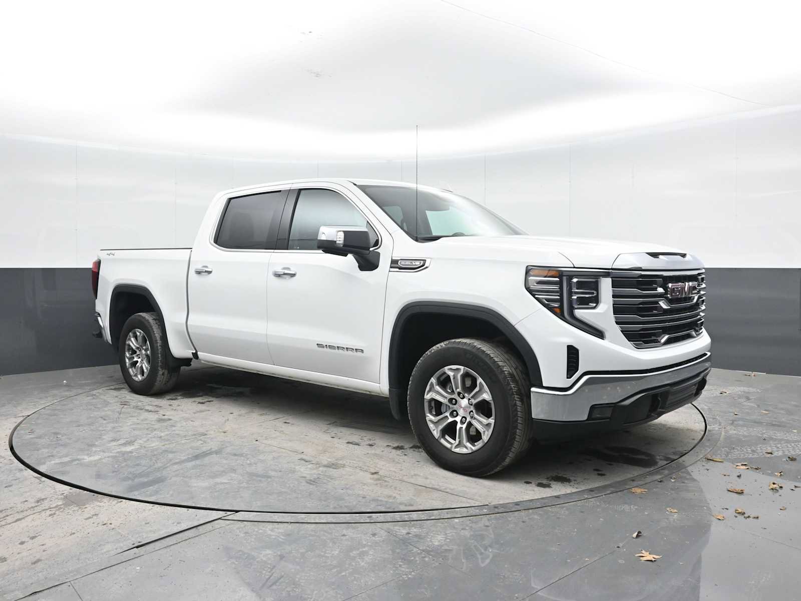 Used 2024 GMC Sierra 1500 SLT image 2