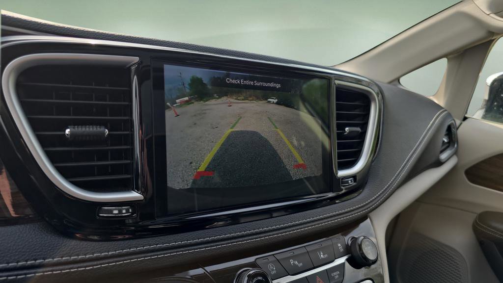 Used 2023 Chrysler Pacifica Limited AWD/4WD image 19