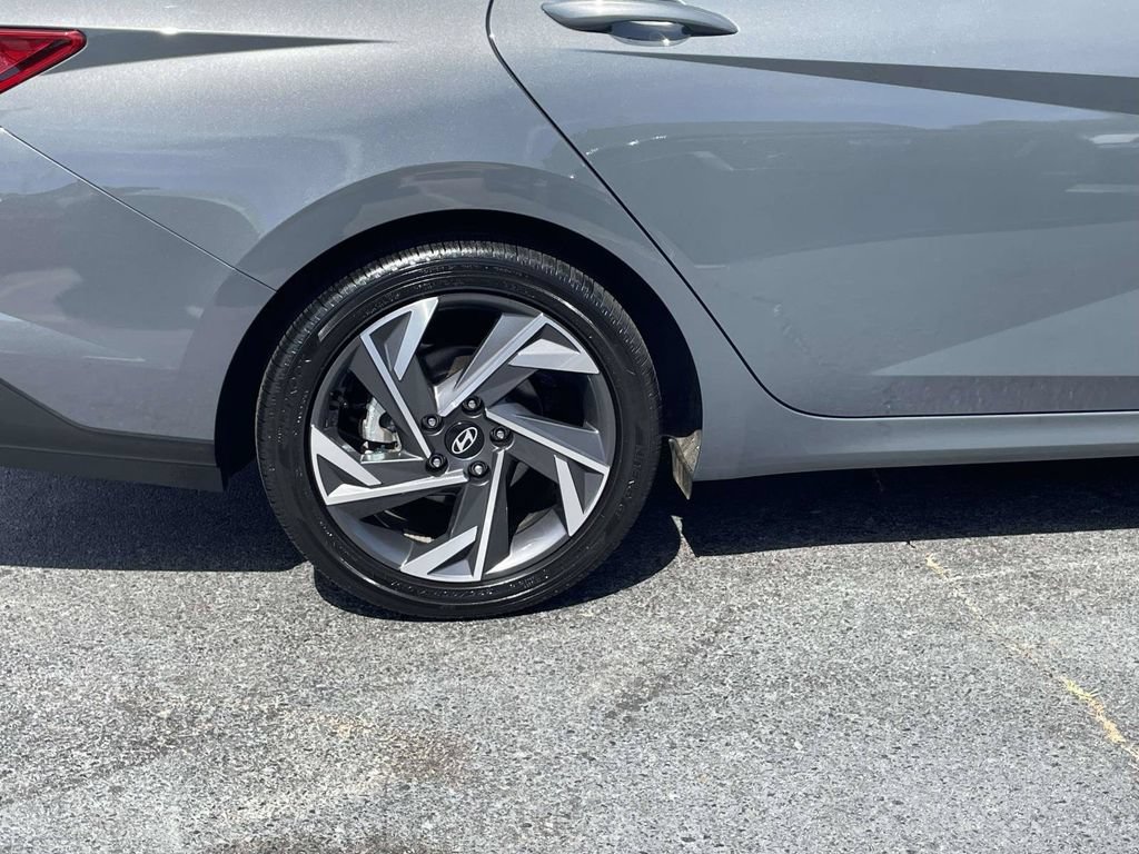 Used 2025 Hyundai Elantra Limited FWD image 8
