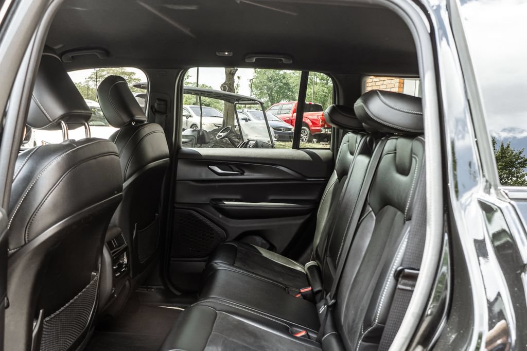 Used 2023 Jeep Grand Cherokee Altitude AWD/4WD image 18