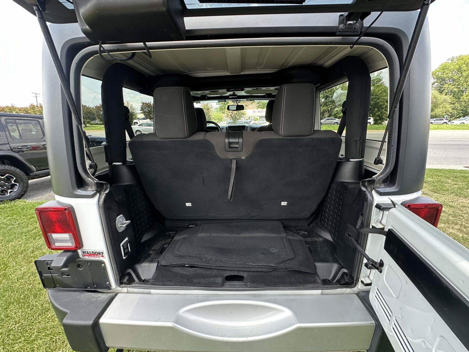 Used 2015 Jeep Wrangler Sahara w/ Connectivity Group AWD/4WD image 30