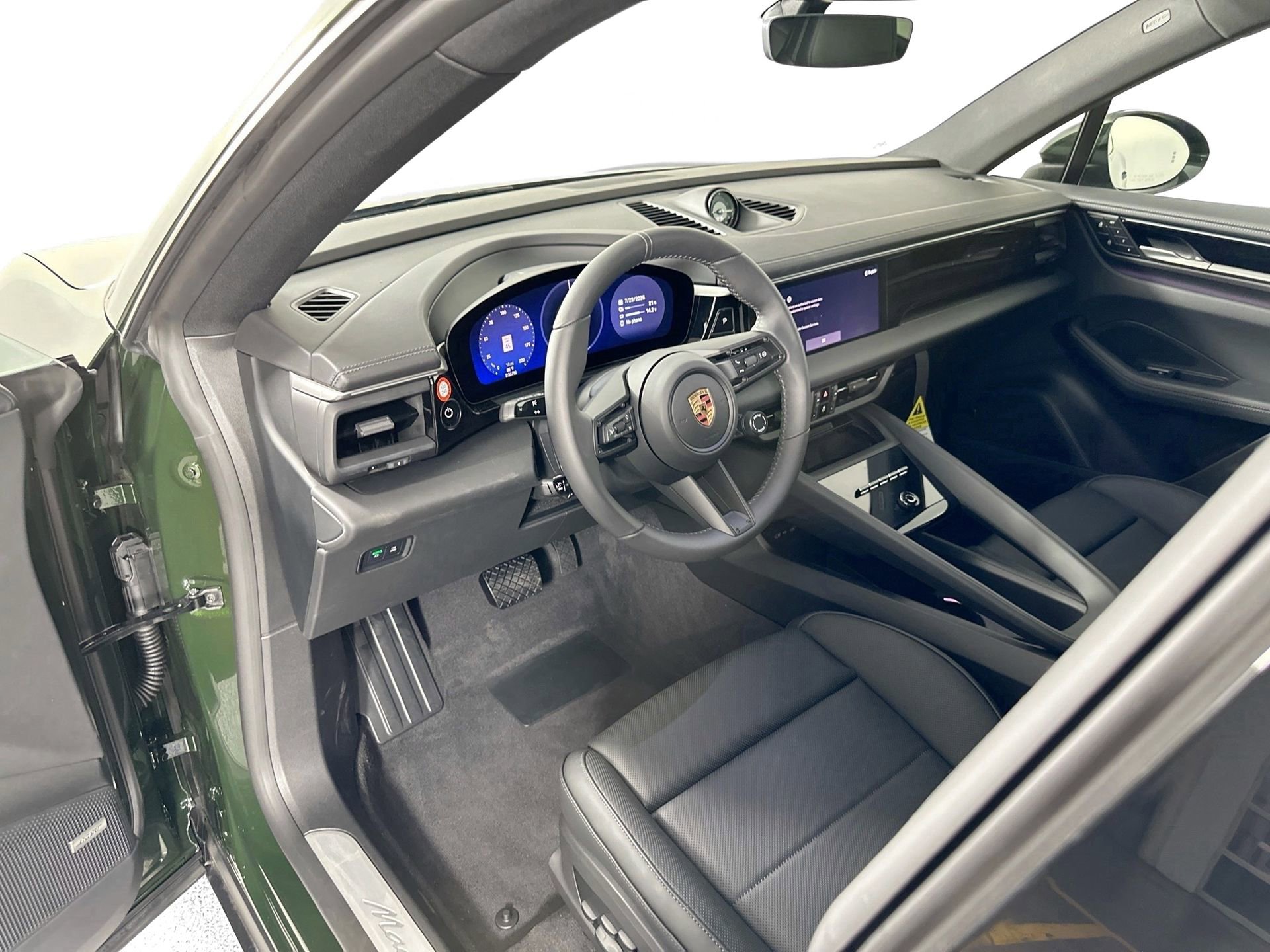 Certified 2025 Porsche Macan Electric image 4