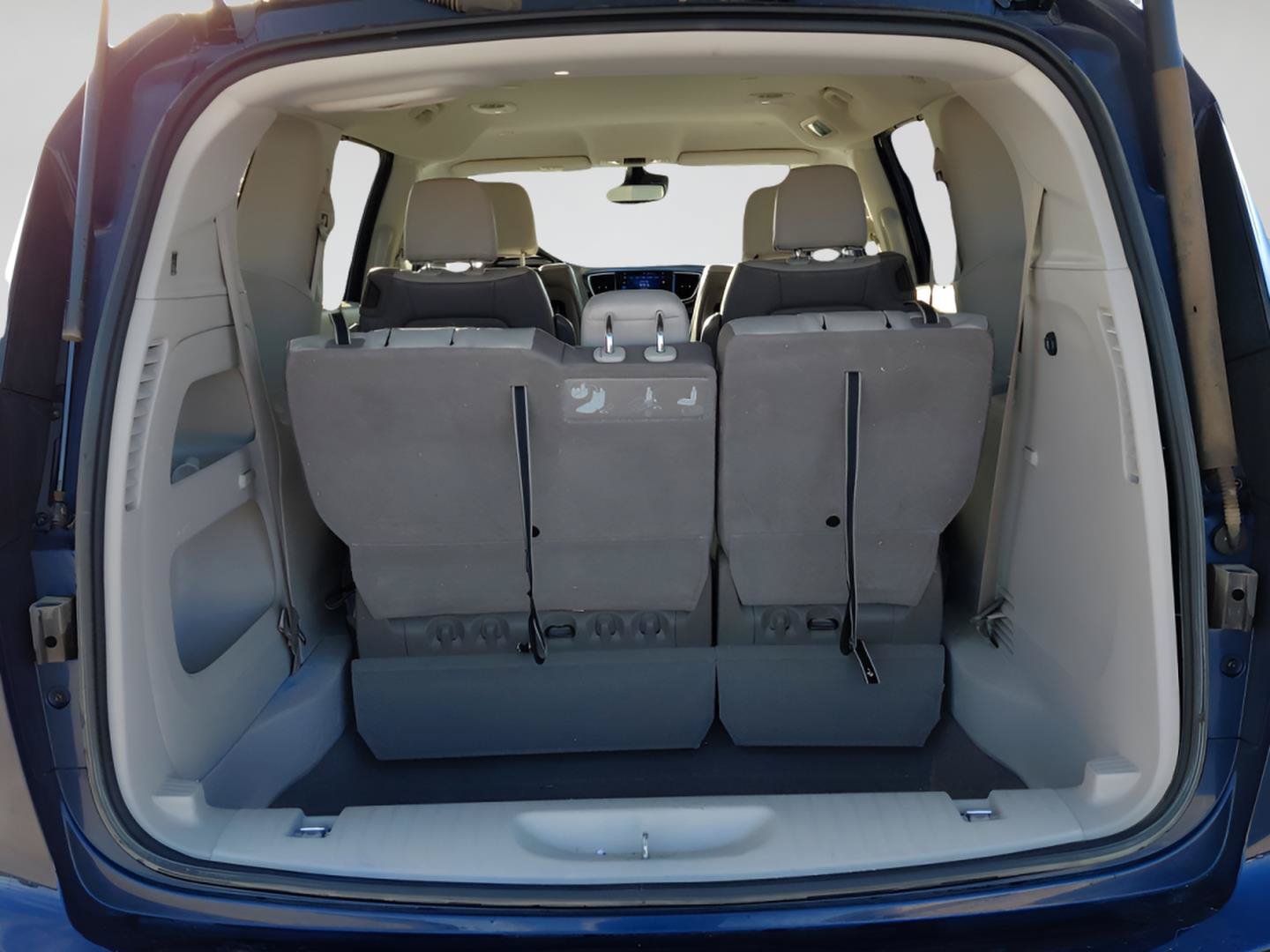 Used 2017 Chrysler Pacifica Touring-L Plus w/ Advanced Safetytec Group FWD image 22