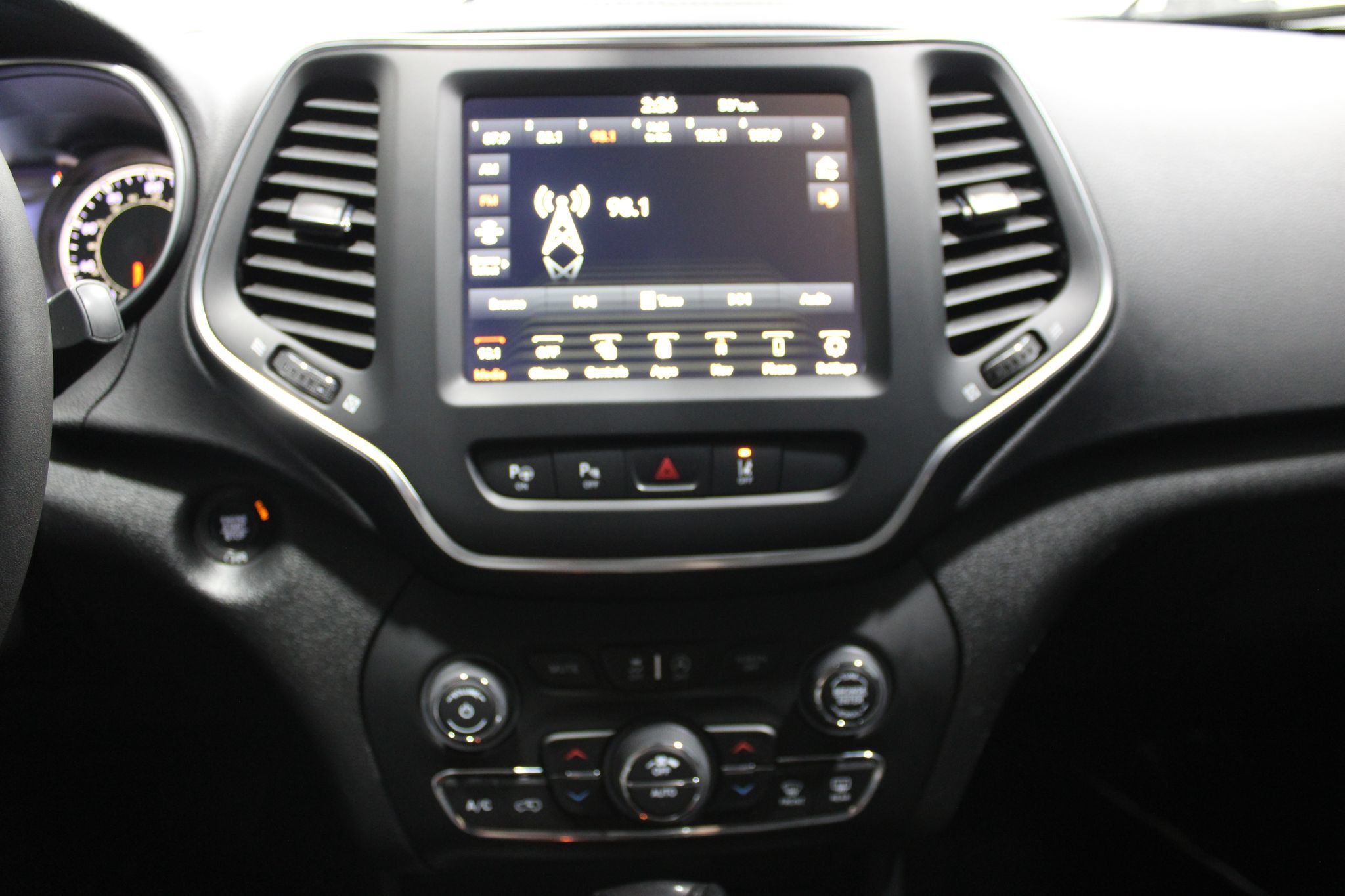 Used 2023 Jeep Cherokee Altitude Lux AWD/4WD image 32