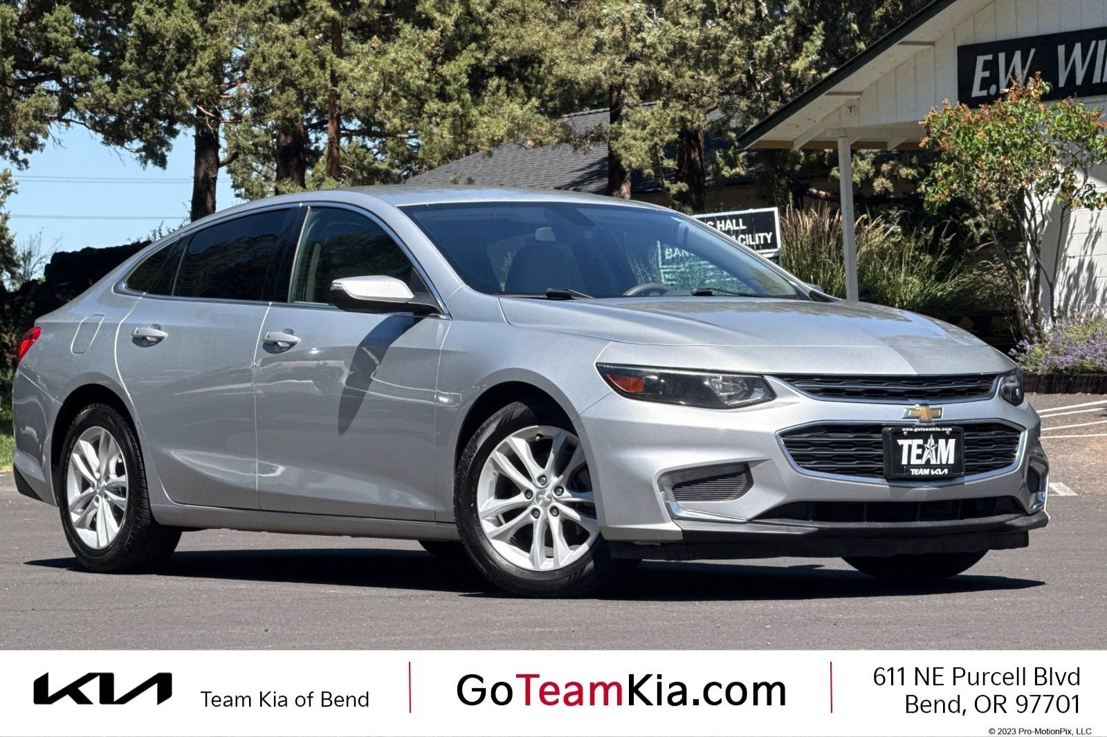 Used 2017 Chevrolet Malibu LT FWD image 1