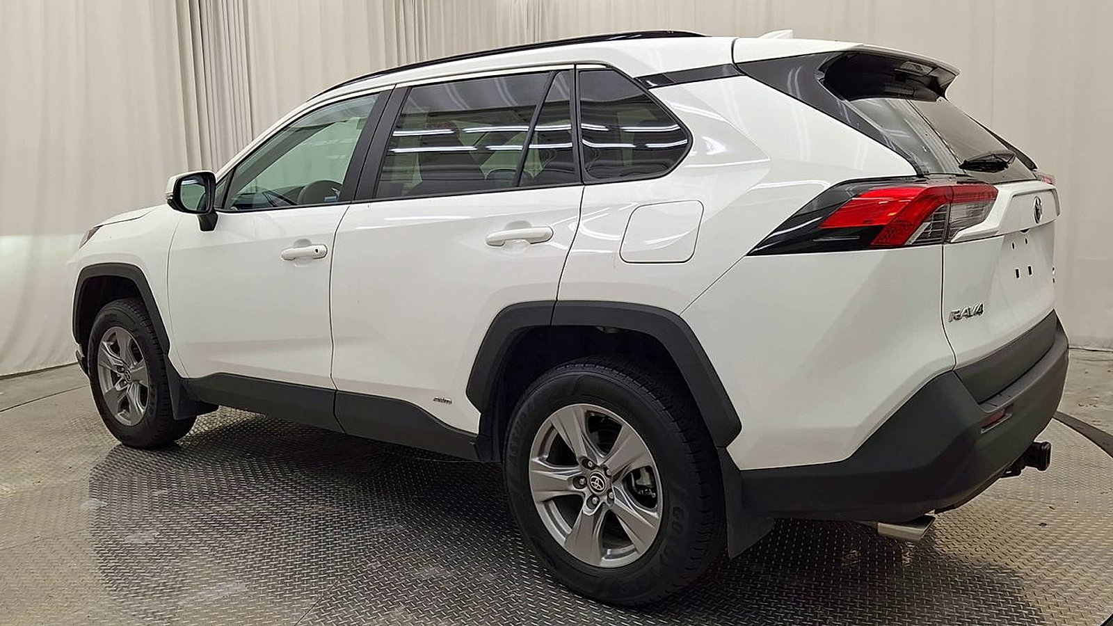 Certified 2022 Toyota RAV4 XLE w/ Convenience Package AWD/4WD image 13