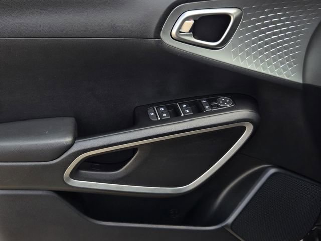 Used 2025 Kia Soul LX image 17