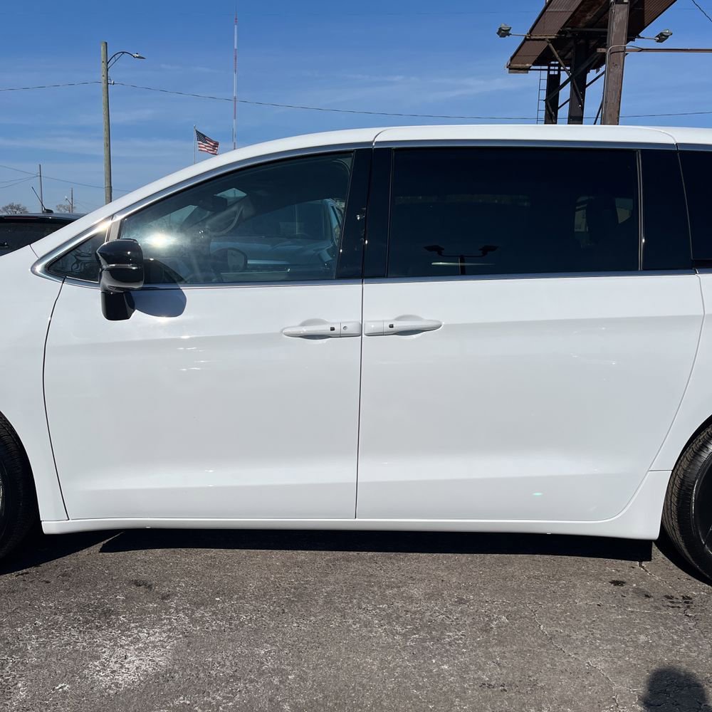Used 2026 Chrysler Pacifica Select image 3