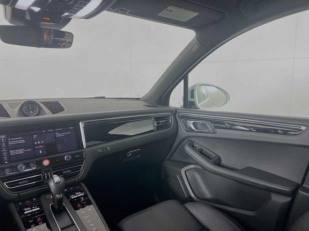 Certified 2025 Porsche Macan AWD/4WD image 26