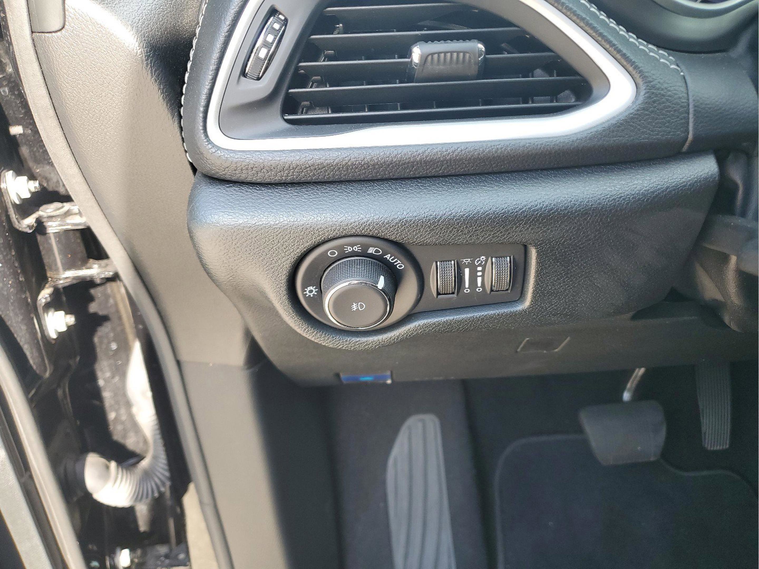 Used 2025 Chrysler Pacifica Select FWD image 26