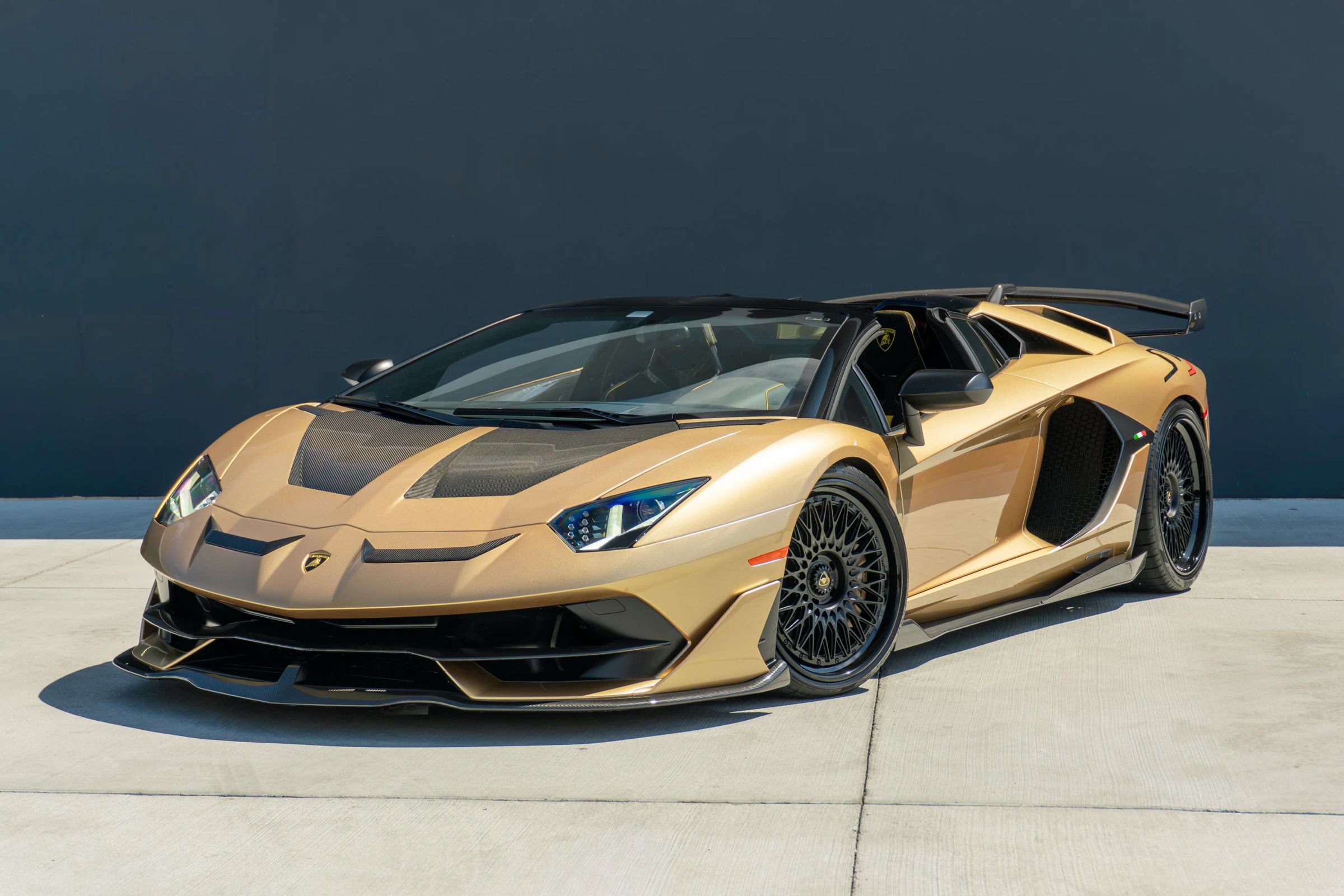 Used 2020 Lamborghini Aventador SVJ AWD/4WD image 3