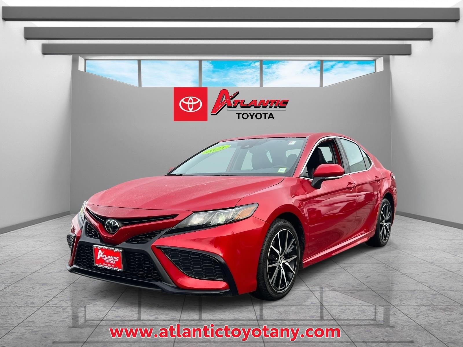 Used 2023 Toyota Camry SE image 2