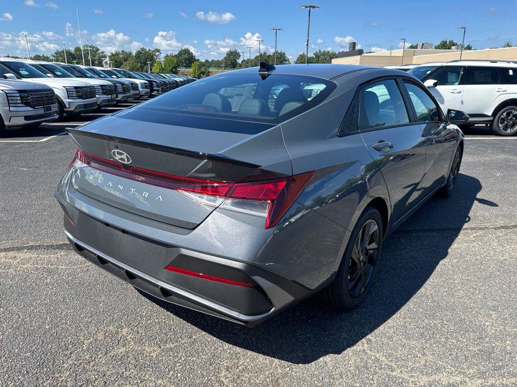 New 2026 Hyundai Elantra SEL Sport FWD image 5