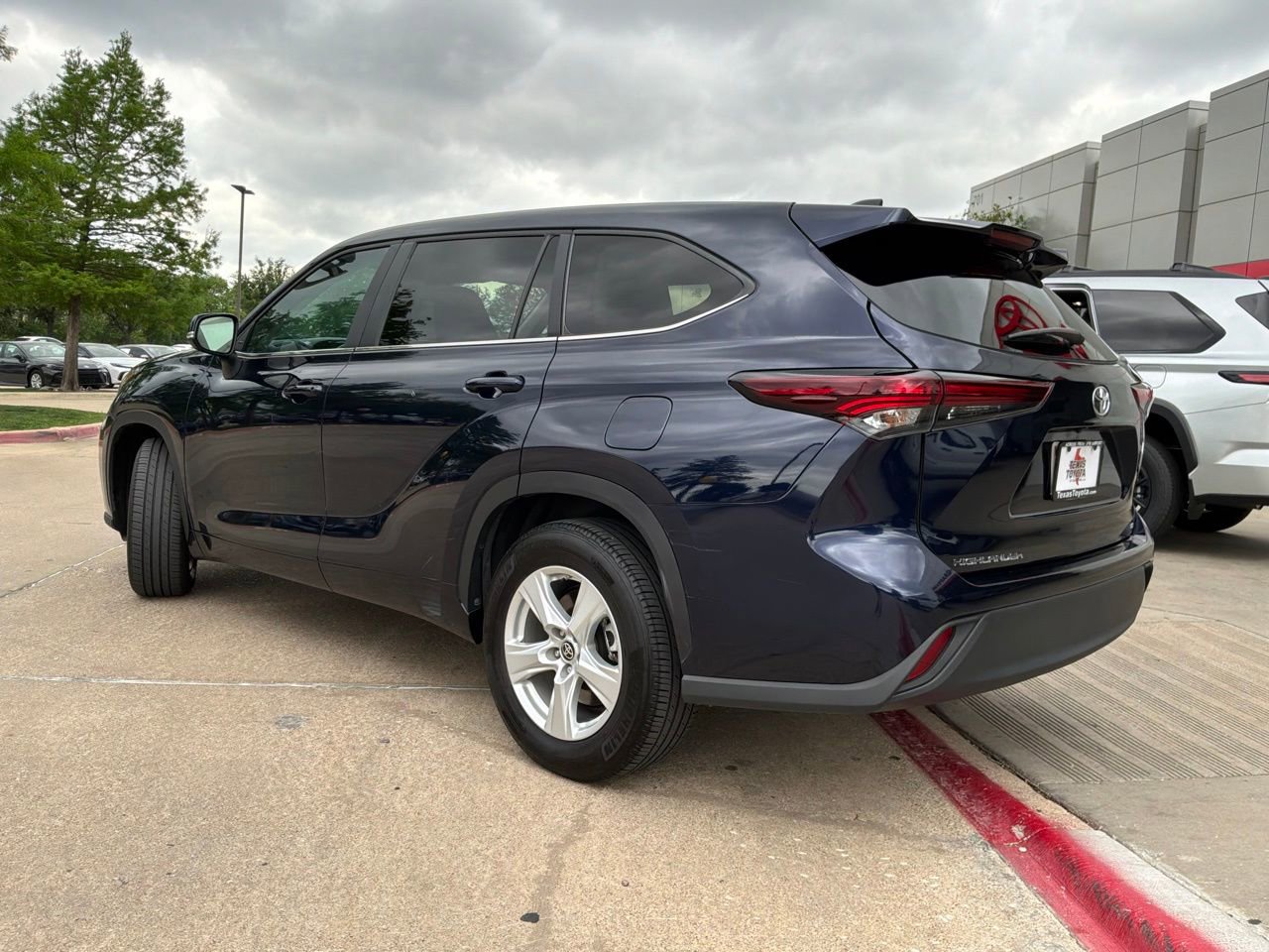Used 2025 Toyota Highlander LE FWD image 7