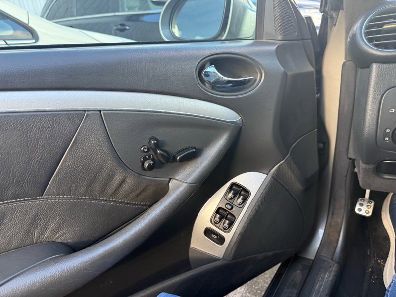 Used 2004 Mercedes-Benz CLK 55 AMG Cabriolet image 32