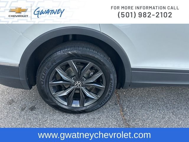 Used 2023 Volkswagen Tiguan SE w/ Panoramic Sunroof Package image 11