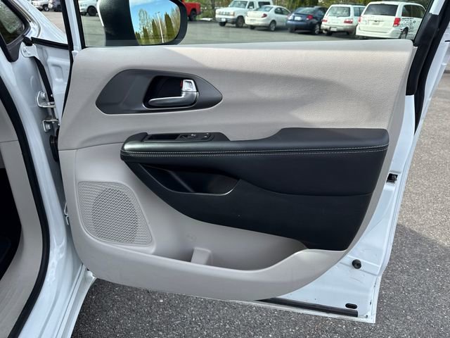 Used 2023 Chrysler Pacifica Touring-L FWD image 23