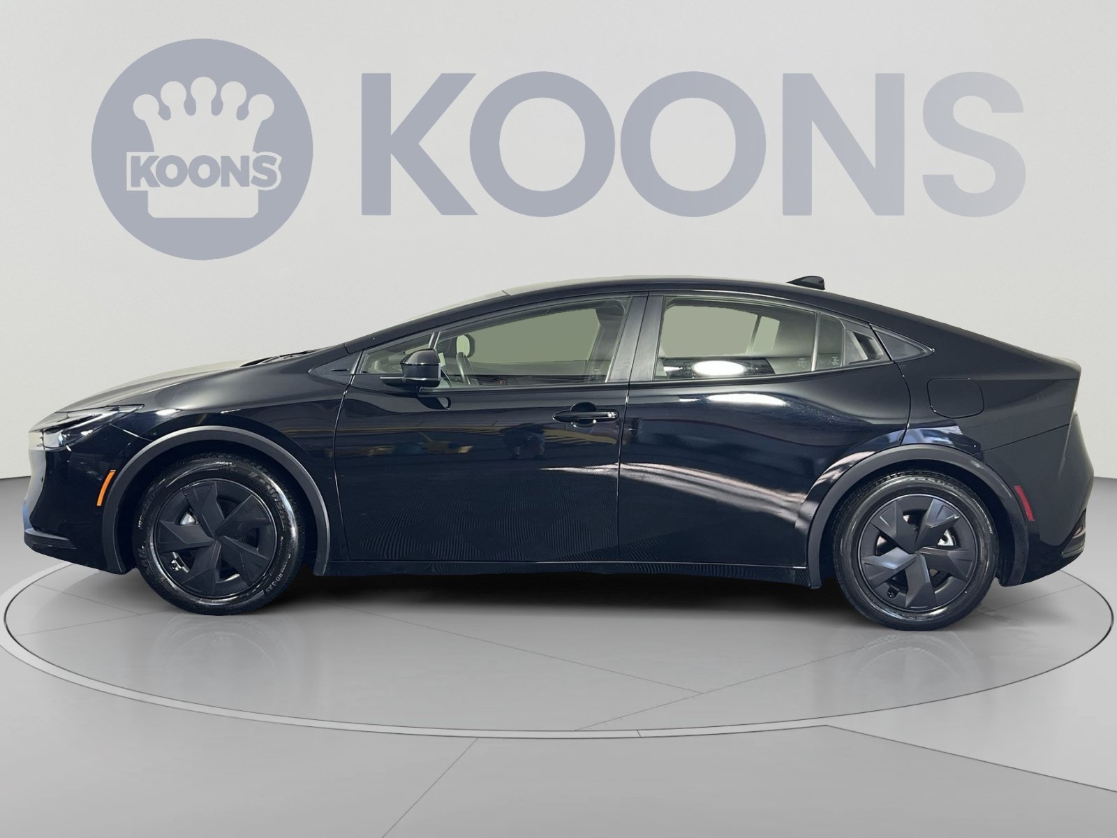 Used 2025 Toyota Prius LE FWD image 2