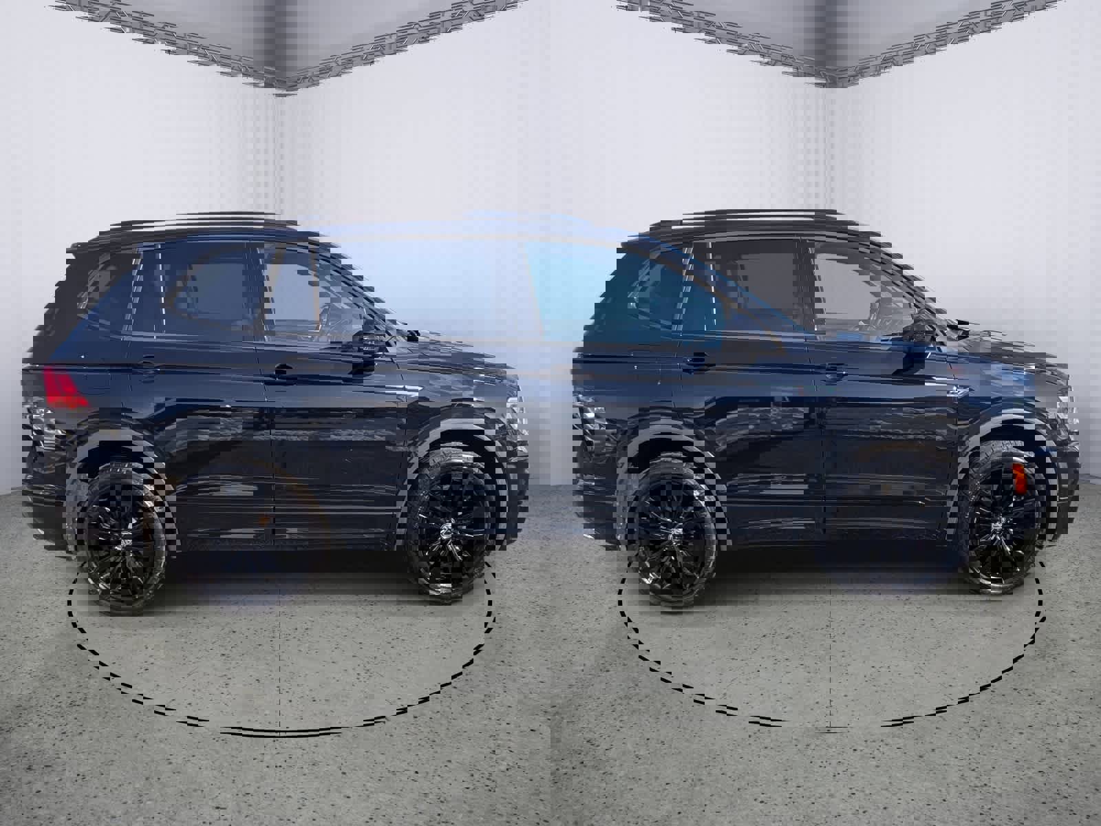 Used 2021 Volkswagen Tiguan SE R-Line image 2