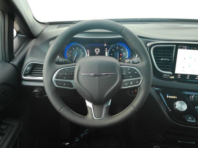 Used 2025 Chrysler Pacifica Select image 36