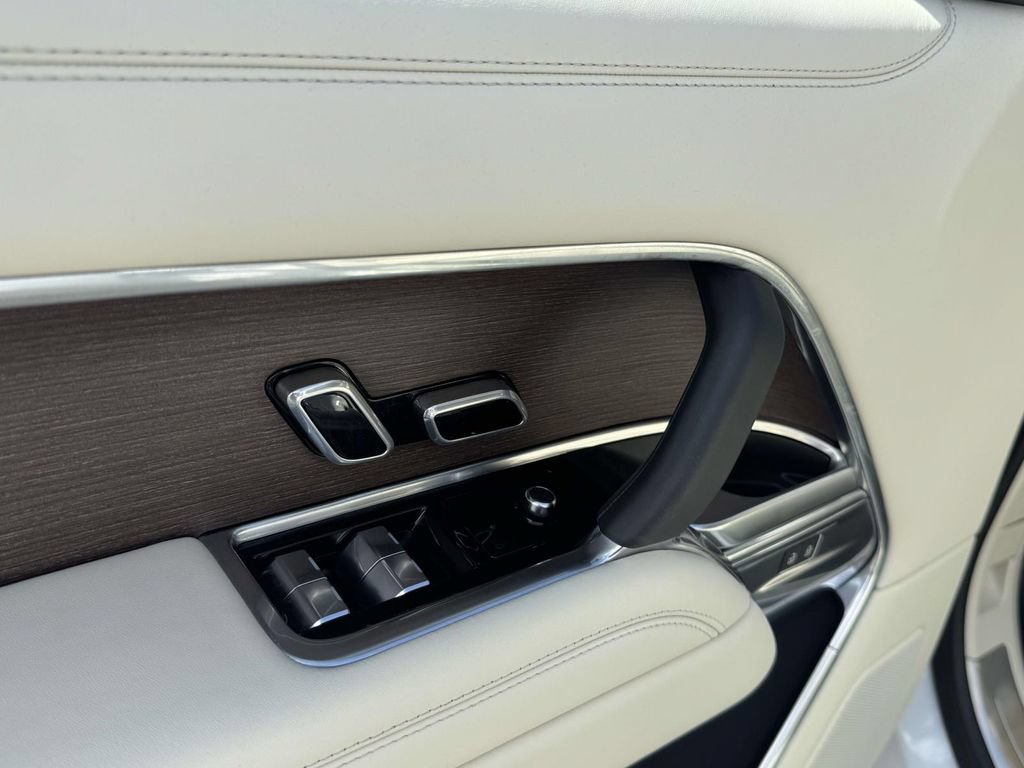 Certified 2025 Land Rover Range Rover SE AWD/4WD image 11