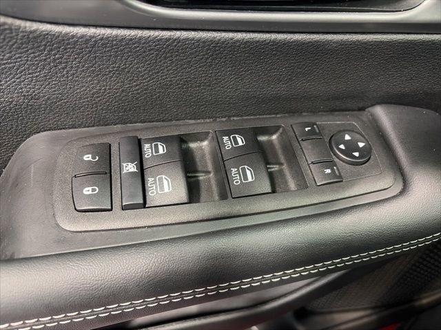 Used 2026 Chrysler Pacifica Select image 14