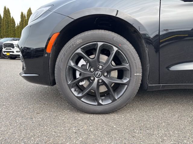 New 2026 Chrysler Pacifica Limited image 9