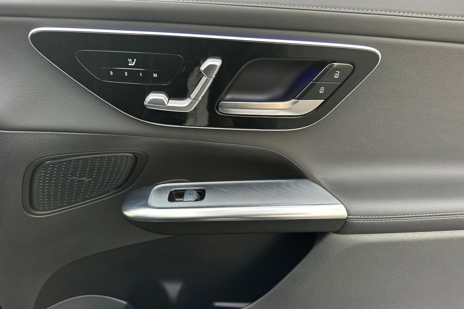 Certified 2025 Mercedes-Benz GLC 300 4MATIC image 33