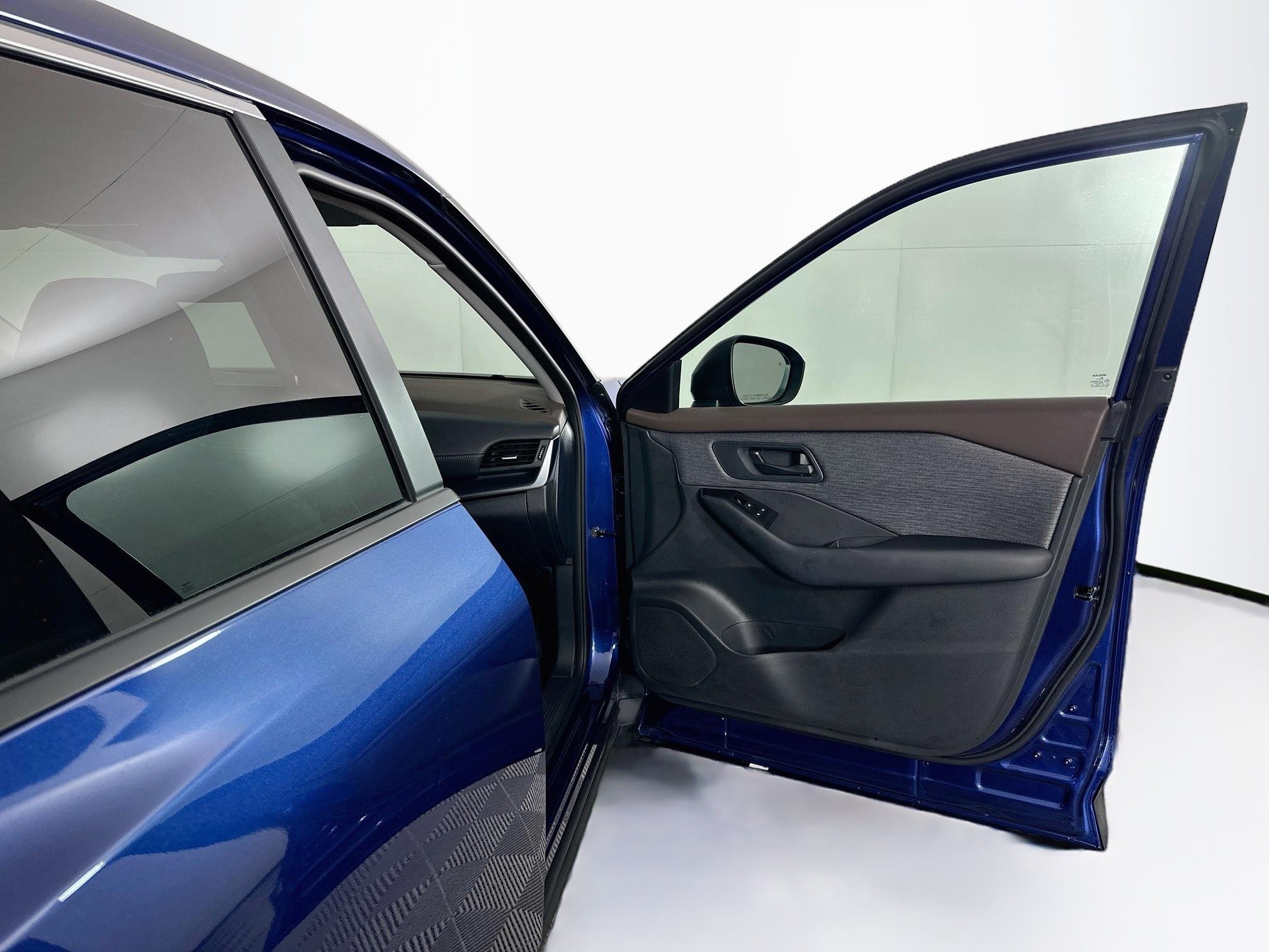 Used 2023 Nissan Rogue S AWD/4WD image 30