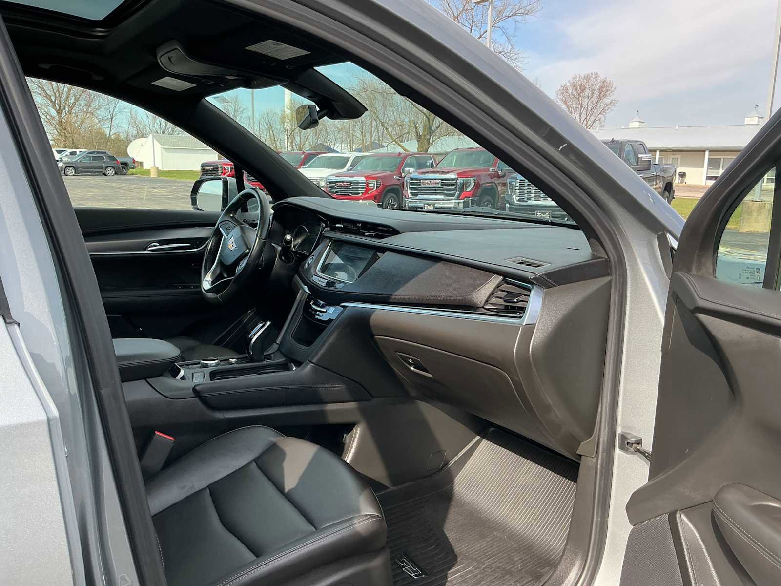 Used 2024 Cadillac XT6 Luxury w/ LPO, Floor Liner Package image 27