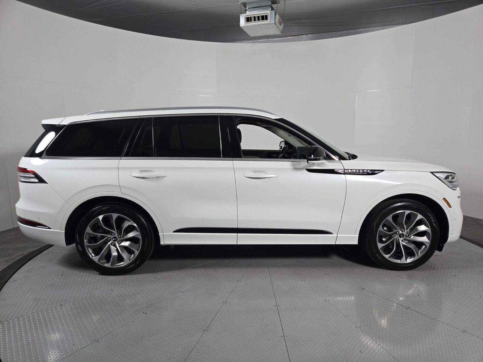 Used 2023 Lincoln Aviator Grand Touring w/ Equipment Group 301A image 3