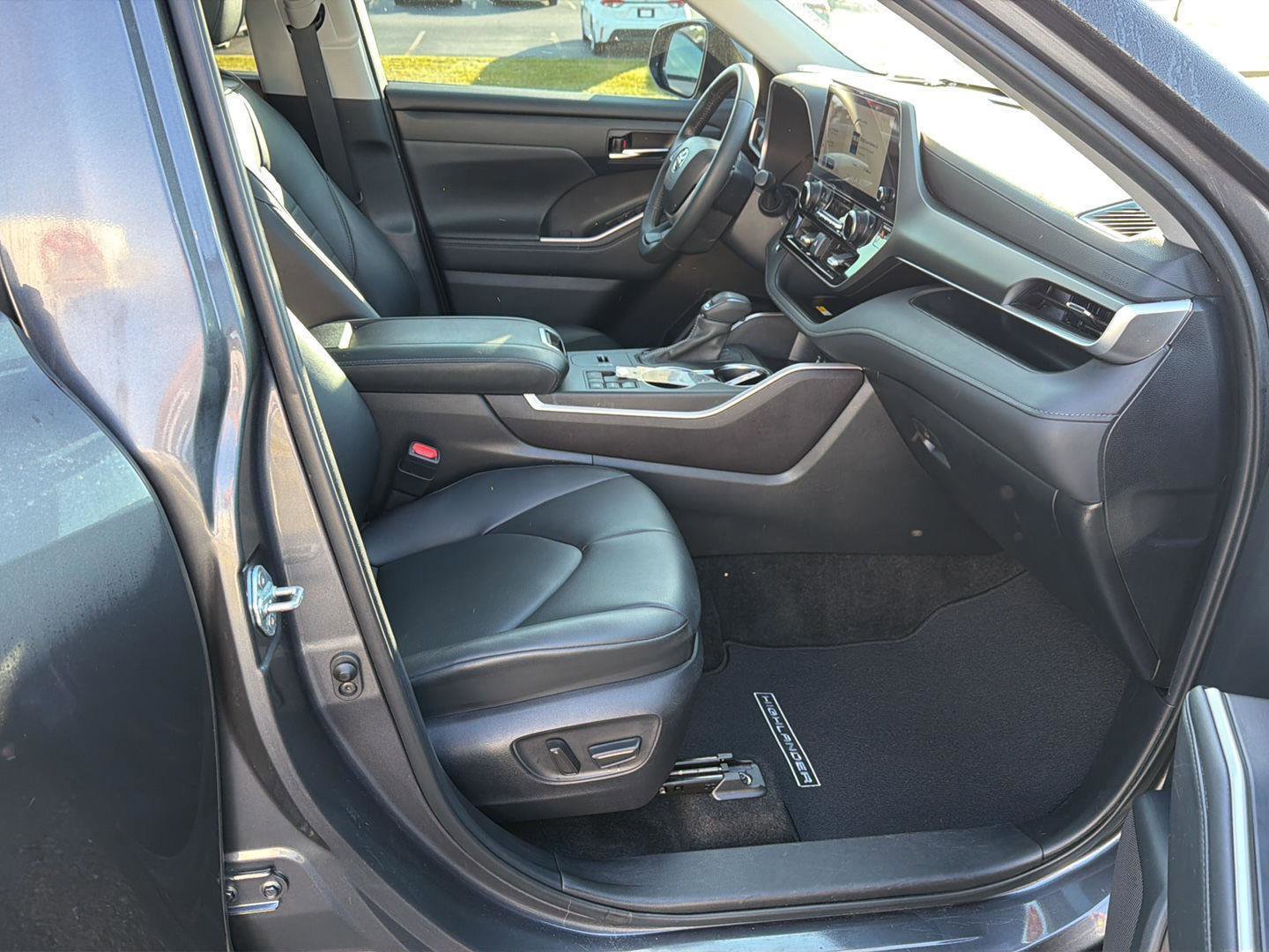 Certified 2024 Toyota Highlander XLE FWD image 14