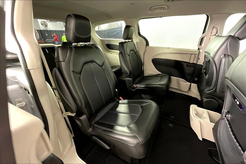 Used 2024 Chrysler Pacifica Touring-L image 37