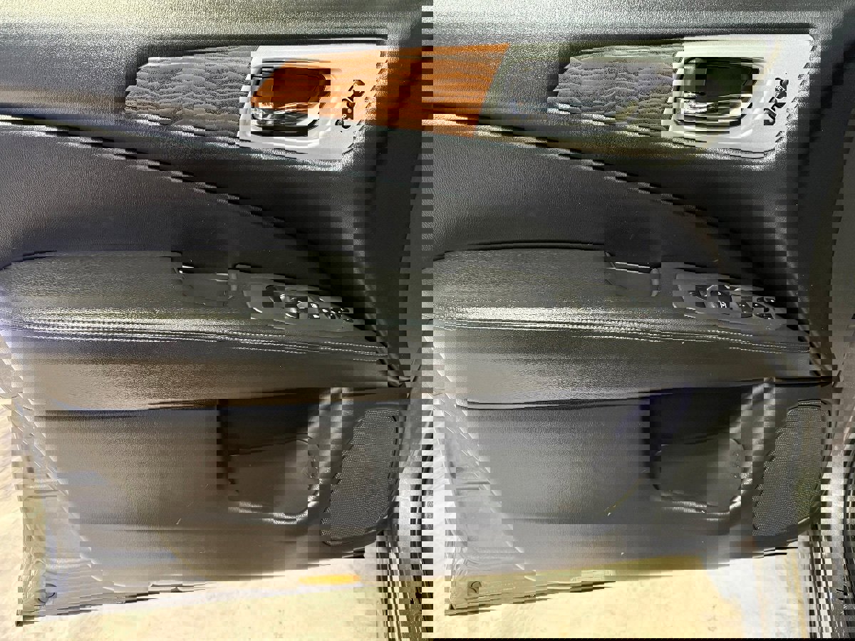 Used 2020 Nissan Pathfinder Platinum FWD image 34