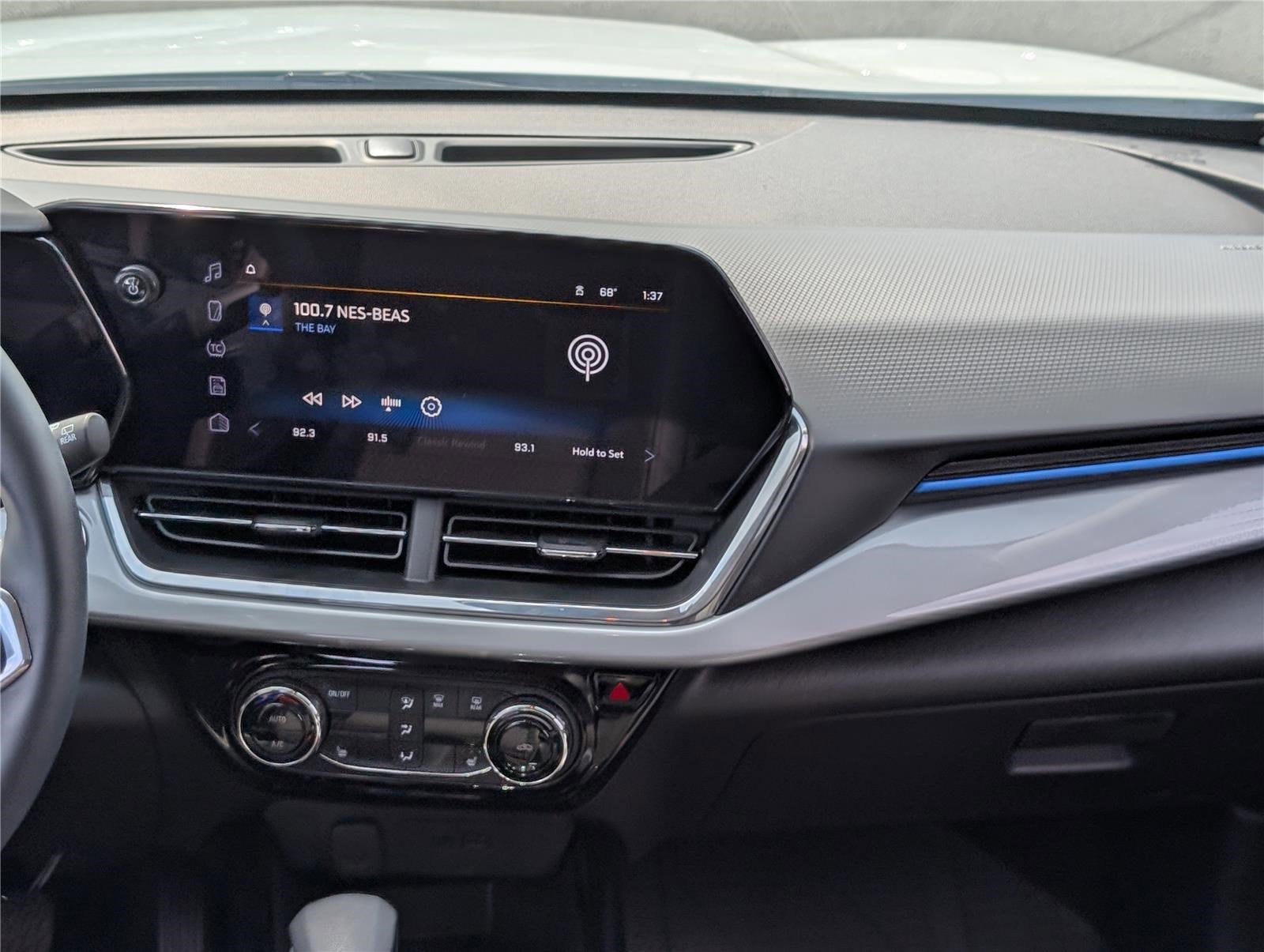 Used 2025 Chevrolet Trax LT w/ Driver Confidence Package image 17